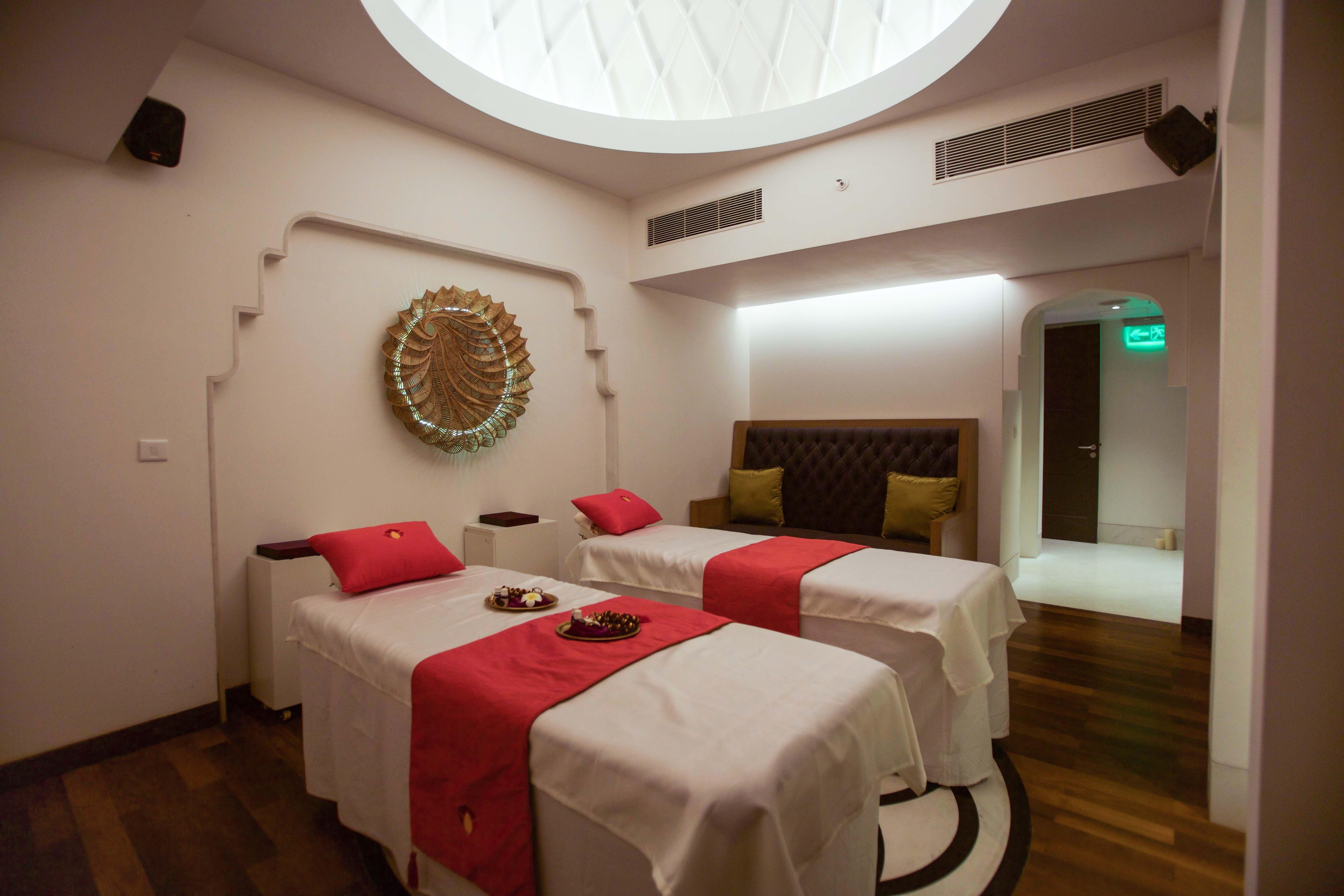 Crowne Plaza Chennai Adyar Park, an IHG hotel Zewnętrze zdjęcie Spa at The Park, New Delhi