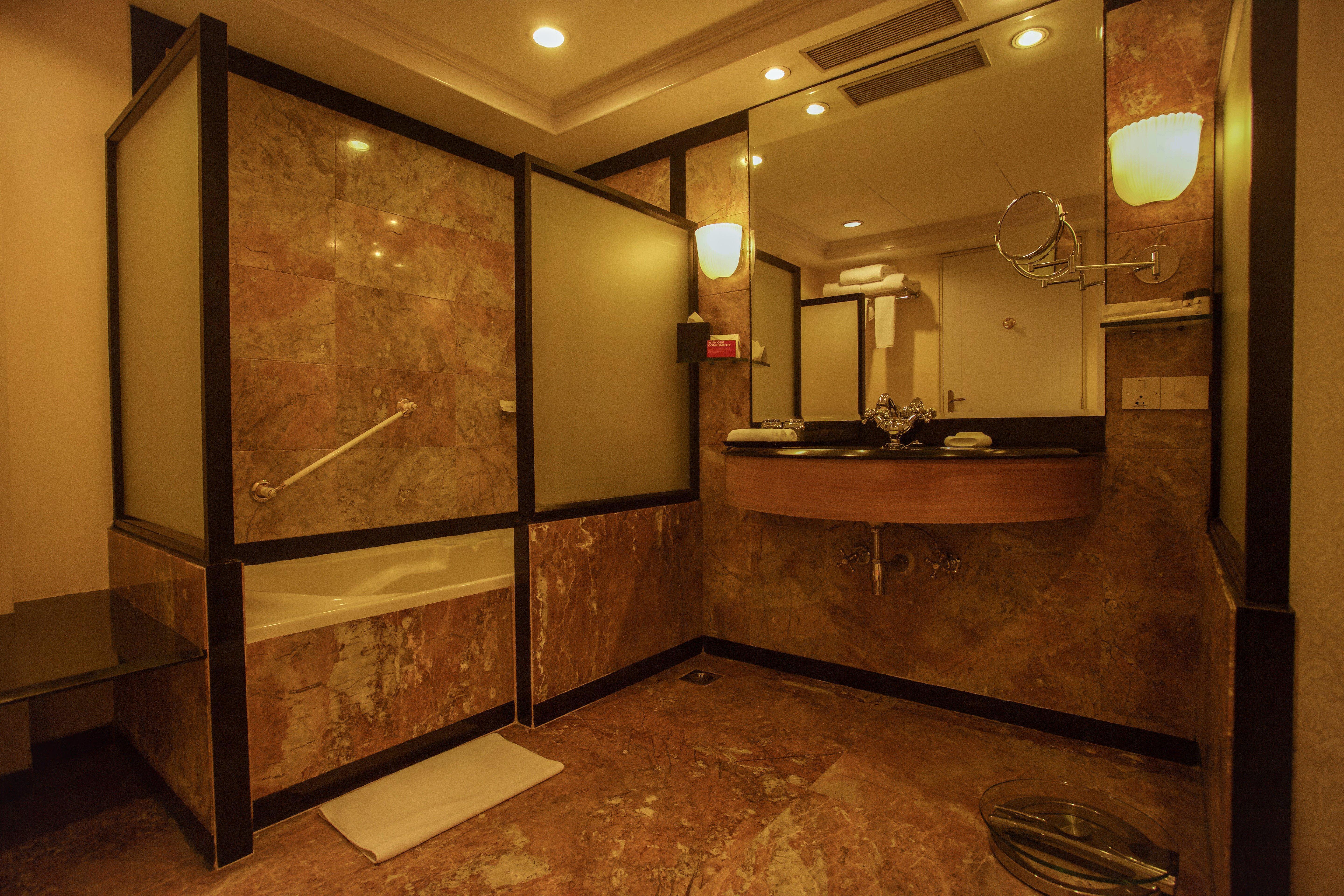 Crowne Plaza Chennai Adyar Park, an IHG hotel Zewnętrze zdjęcie A bathroom in a hotel