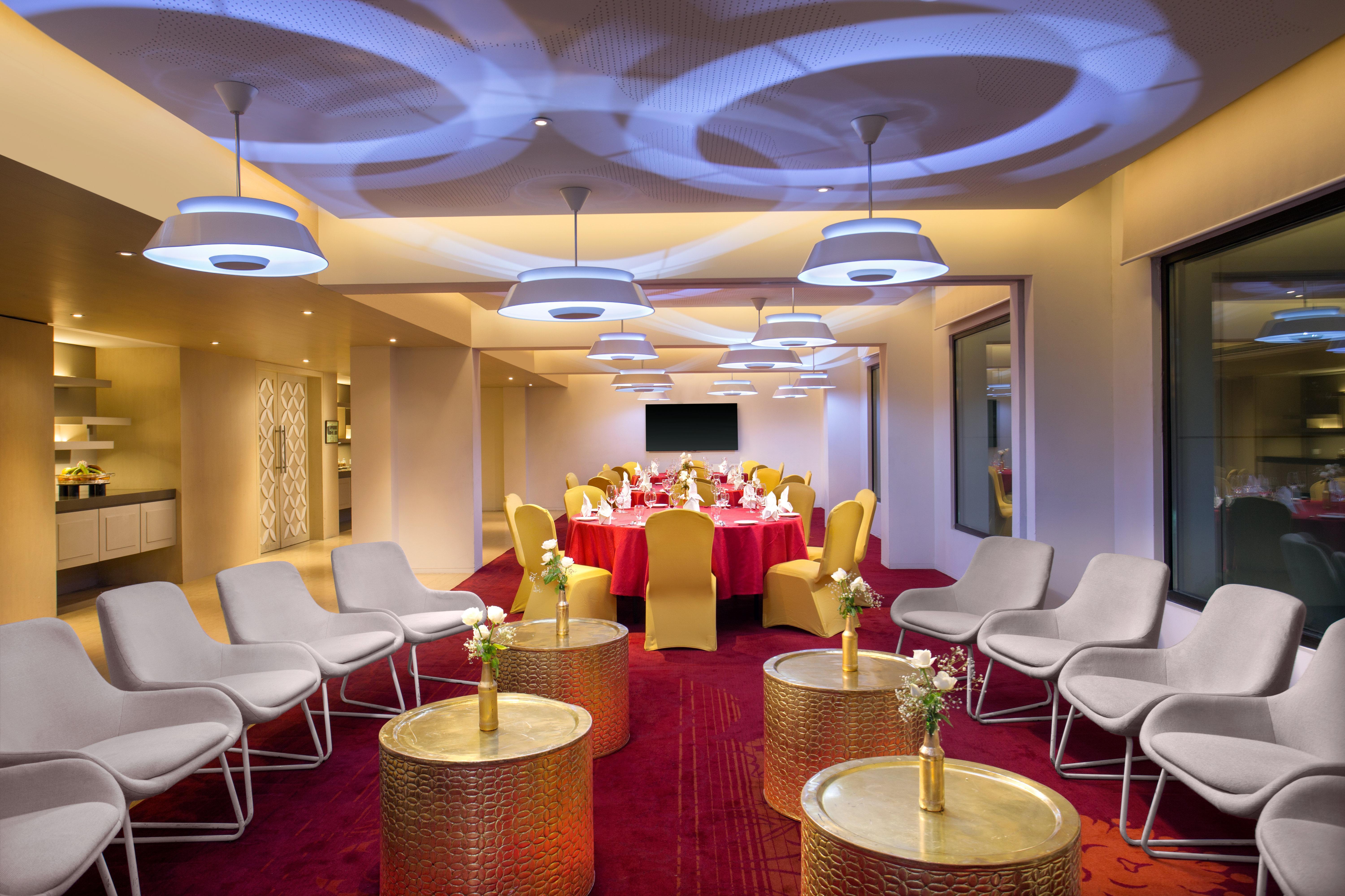 Crowne Plaza Chennai Adyar Park, an IHG hotel Zewnętrze zdjęcie The Club Lounge at the airport